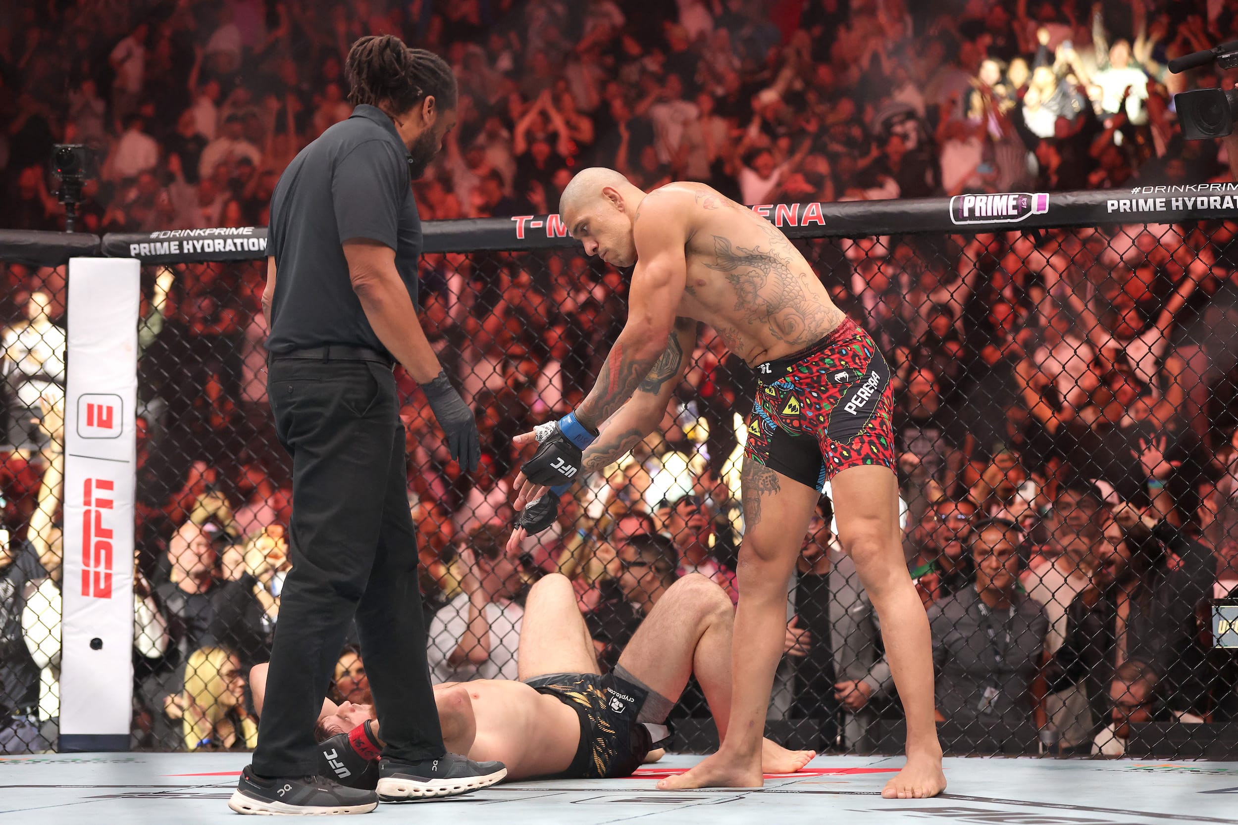 Alex Pereira dethrones Magomed Ankalaev in first round at UFC 320