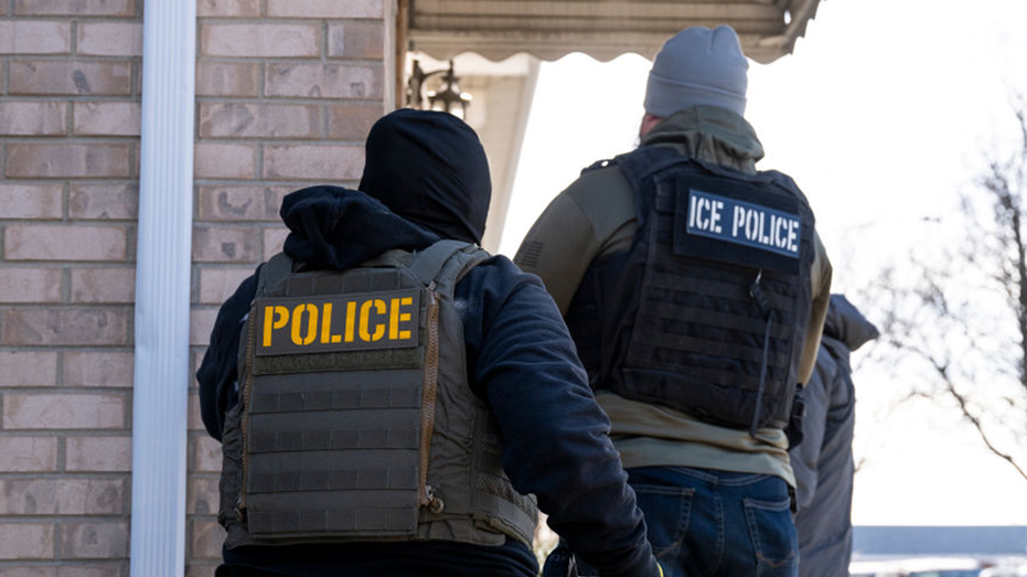 ice agents il getty