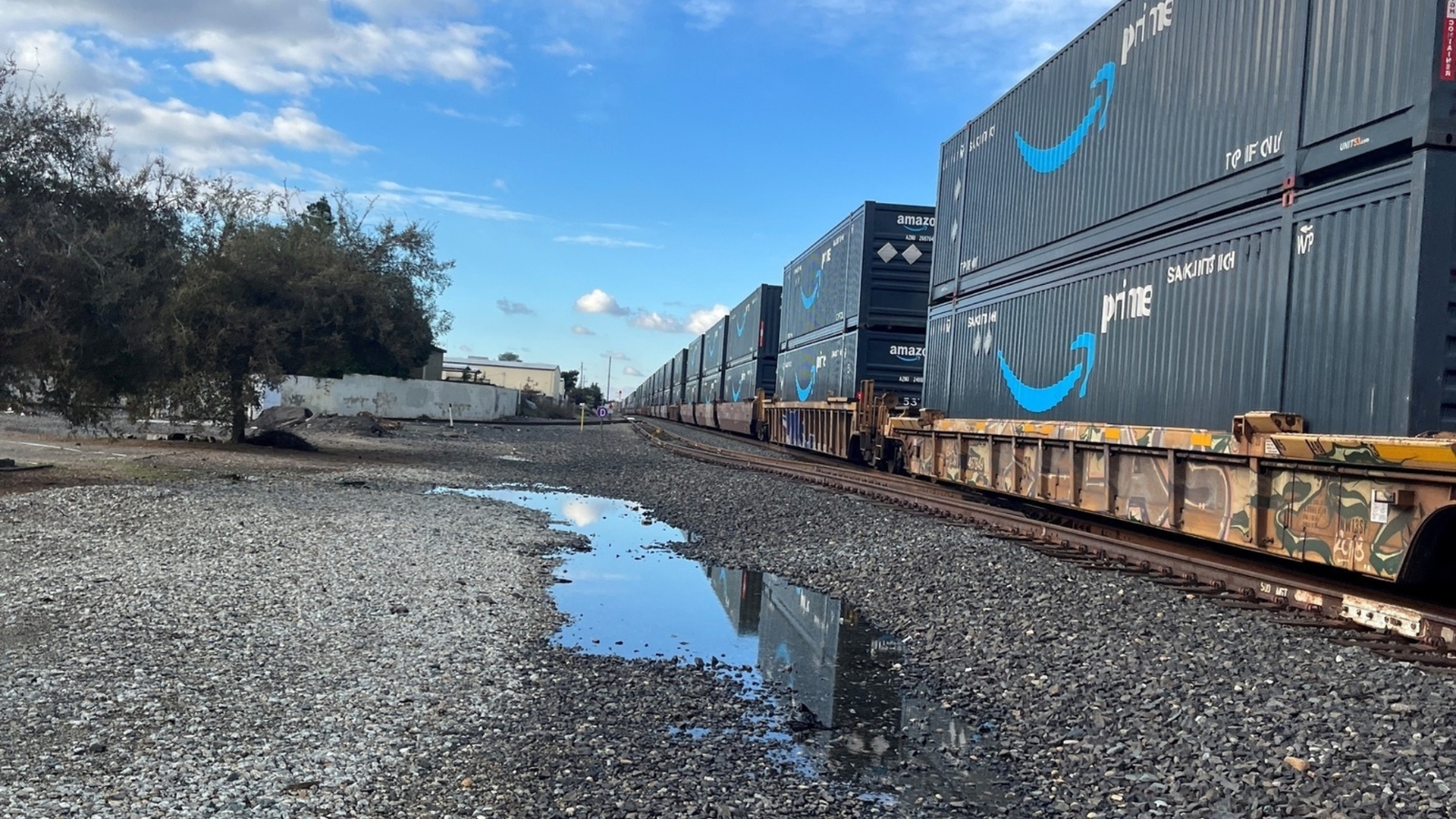 18171525 111825 kfsn dig man hit by train