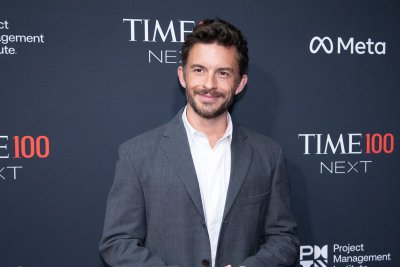 jonathan bailey named sexiest man alive by people magazine