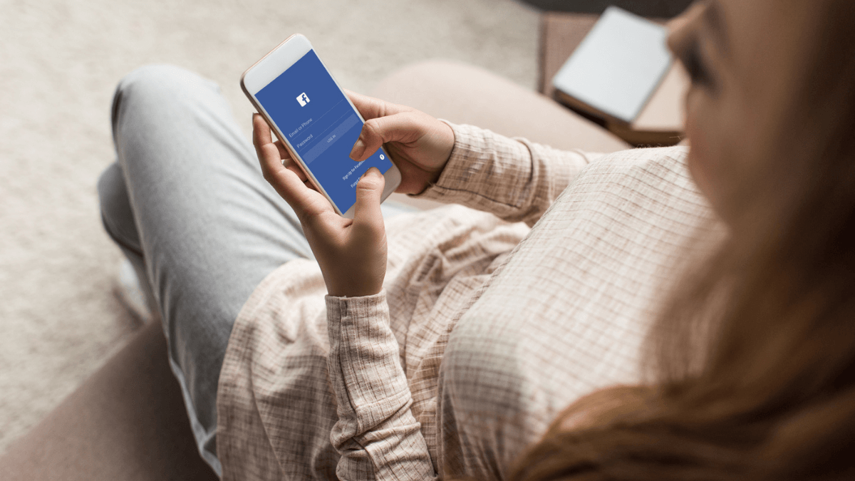 woman typing on facebook phone msn