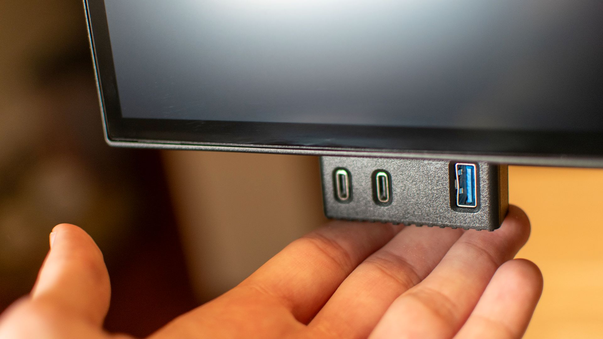 popout usb ports on a dell ultrasharp 27 thunderbolt hub monitor