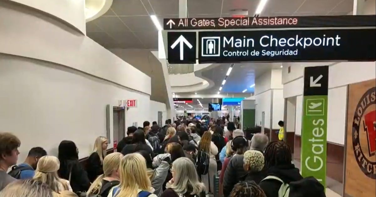 cbsn fusion calls grow to fund tsa as travelers frustration grows thumbnail